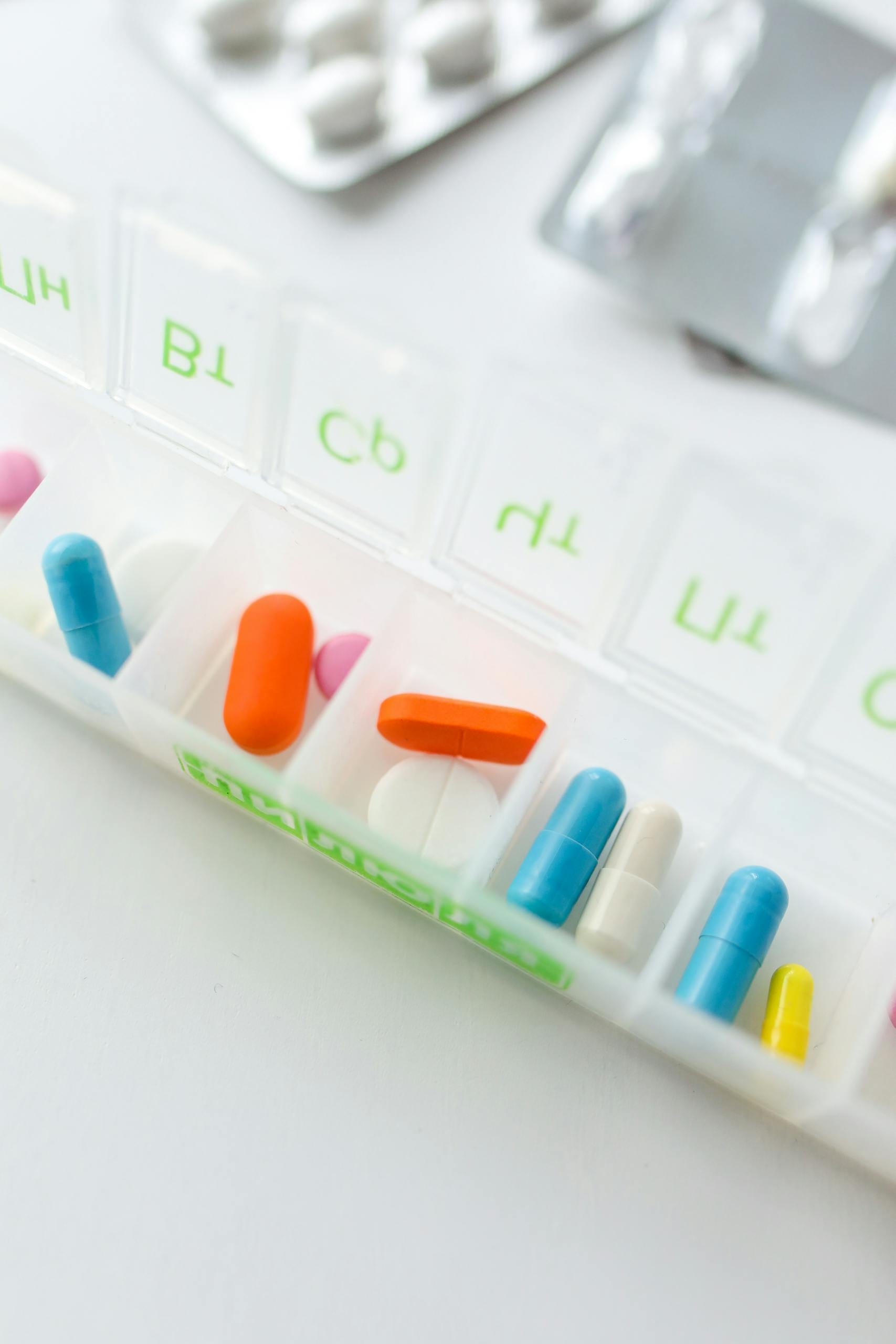 Organizator tabletek — ilustracja branży farmaceutycznej