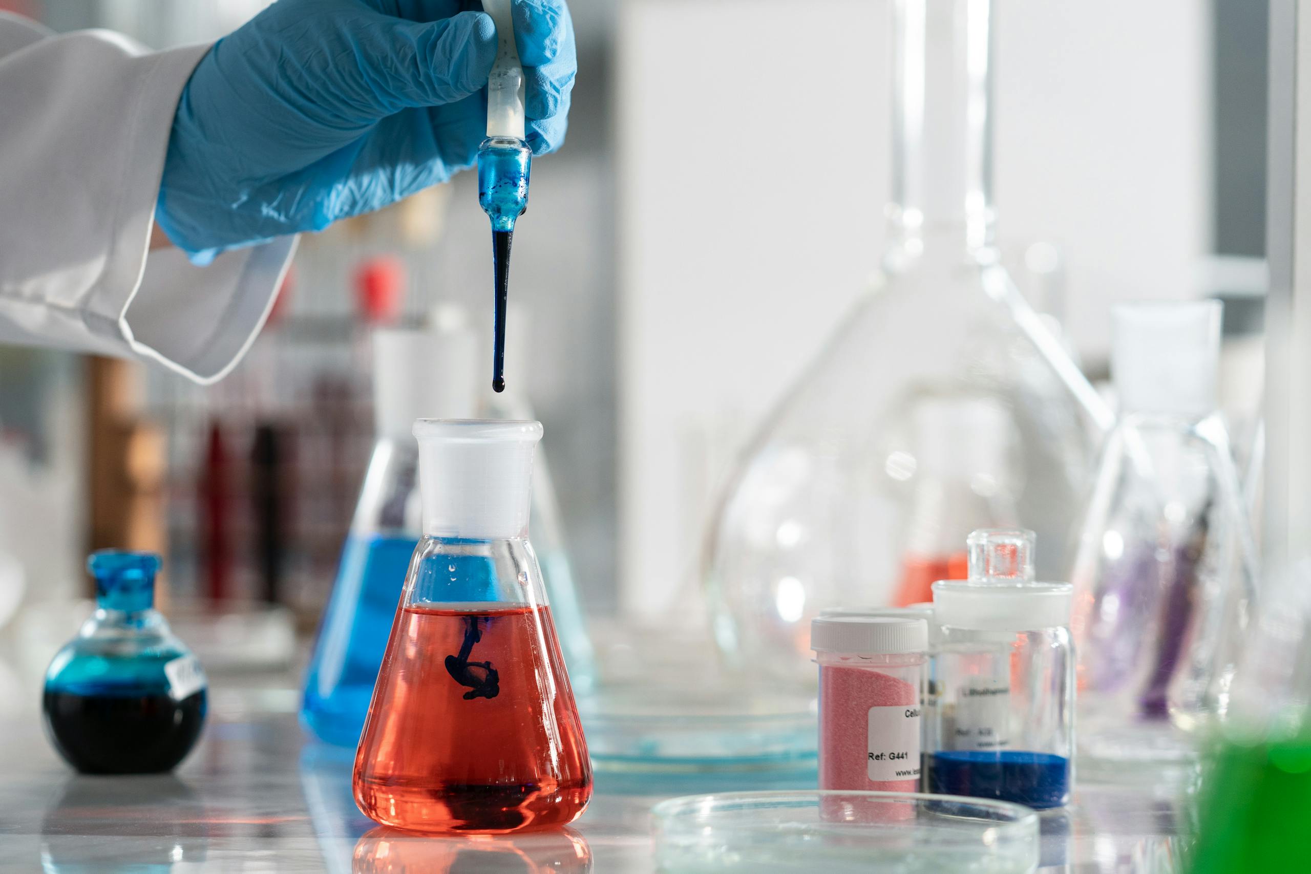 Naukowiec z odczynnikami chemicznymi w laboratorium